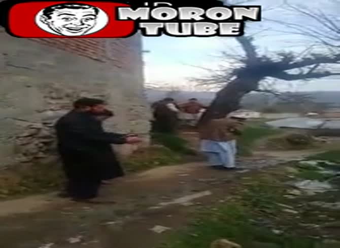 Video :Afghanistan - he arrives and uses his personal AK-47 to shoot himself (Public Averti)